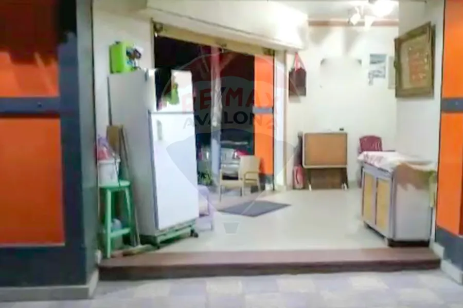 محل للبيع 33 م سبورتنج  (على الترام)