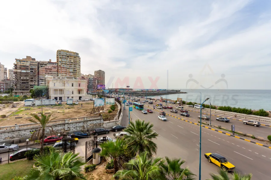 شقة للبيع 280 م زيزينيا (علي البحر مباشرة)