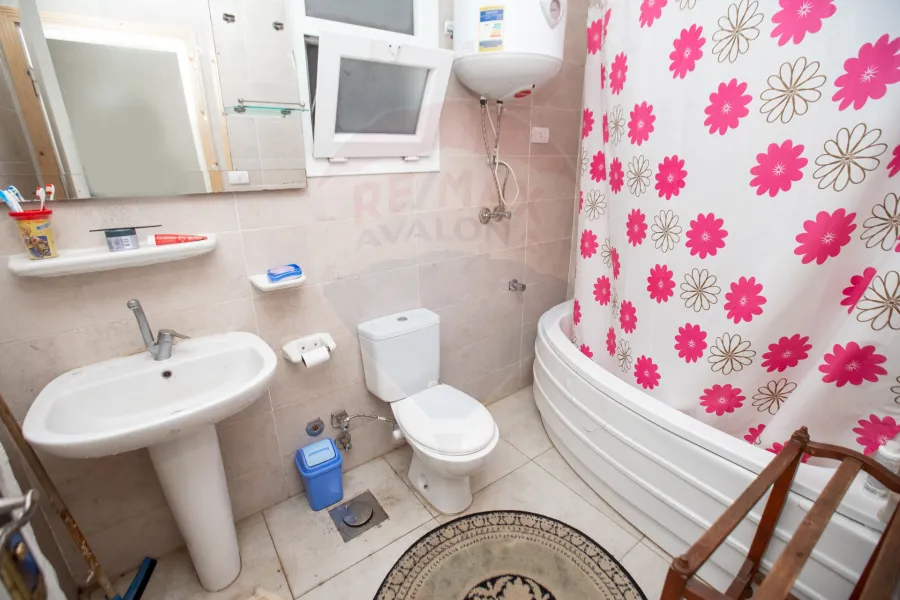 شقة للبيع 145م كامب شيزار (علي البحر مباشرة)