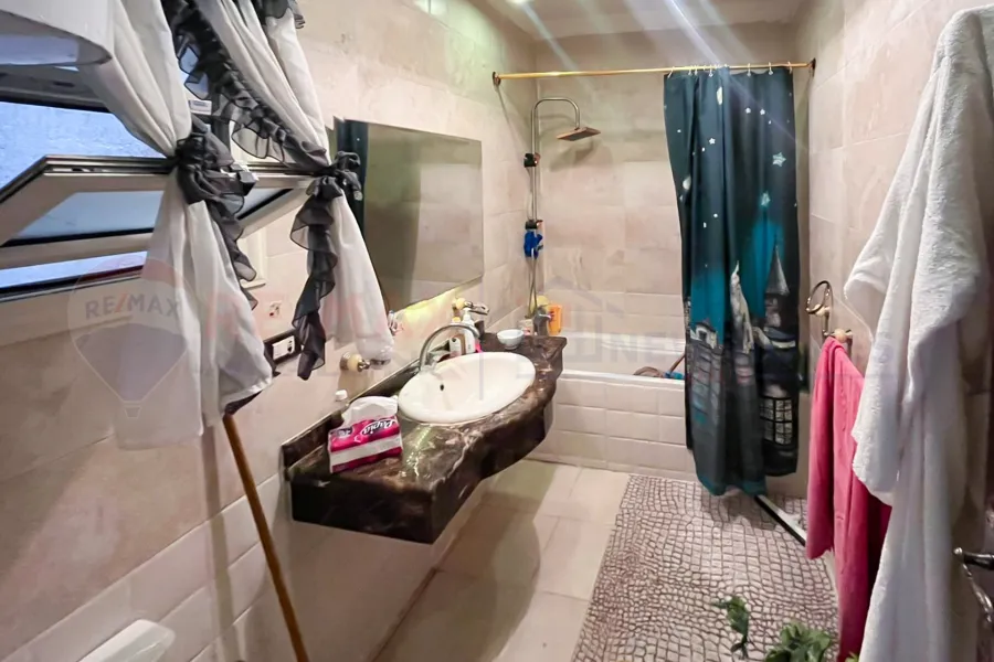 شقة للبيع 150 م صافي  كامب شيزار (ش عبد المنعم سند)