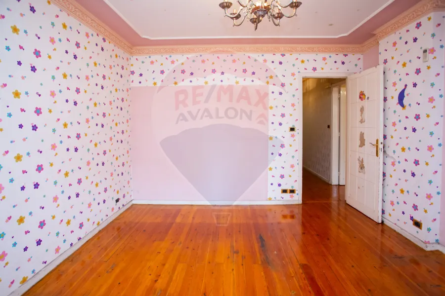 شقة مسجلة للبيع 271 م رشدي (المعسكر الرومانى)