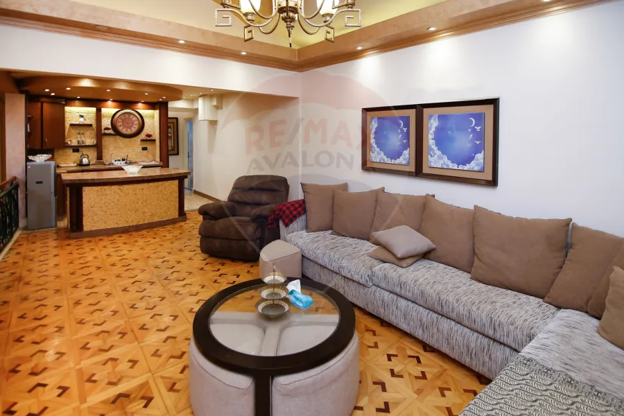 شقة دوبلكس للبيع 250 م سيدي بشر ( خطوات من ميدان محمد نجيب)