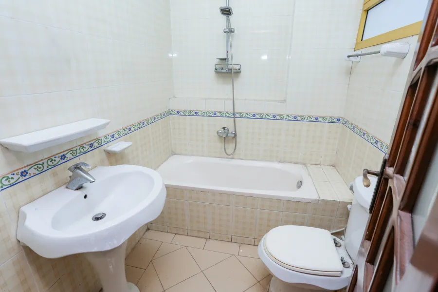 شقة للبيع 300 م سموحة ( ش الخمسين )