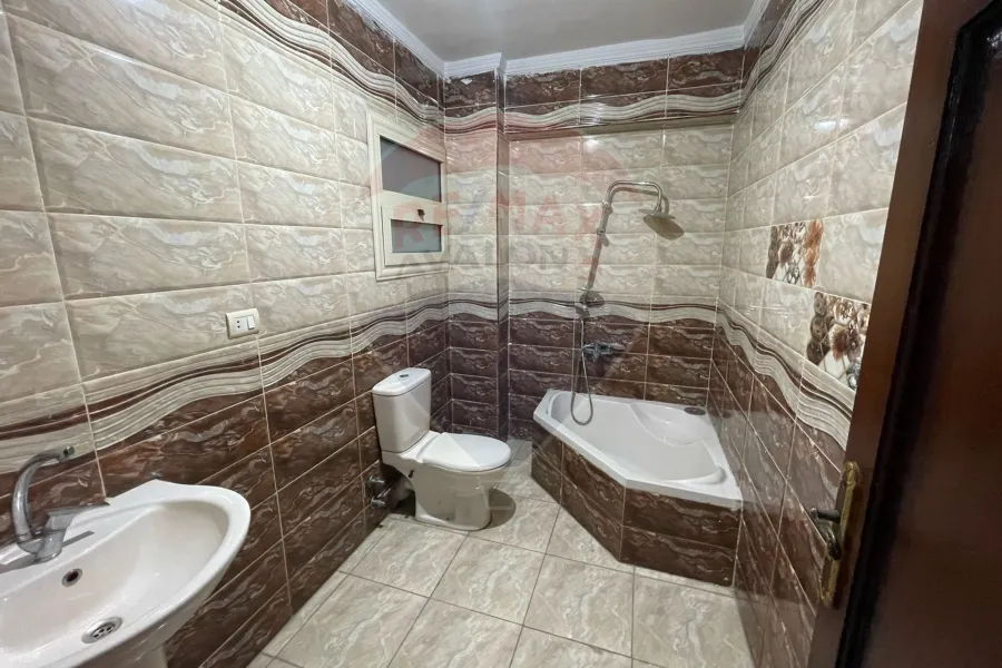 شقة للايجار 125 م العصافرة (ش جمال عبد الناصر مباشرة)