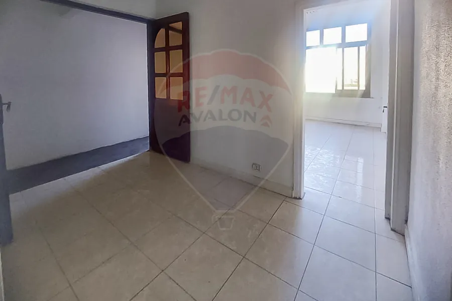 Adminstrative unit for rent 200m Louran (Al aqbal main st- steps from abu qer st)