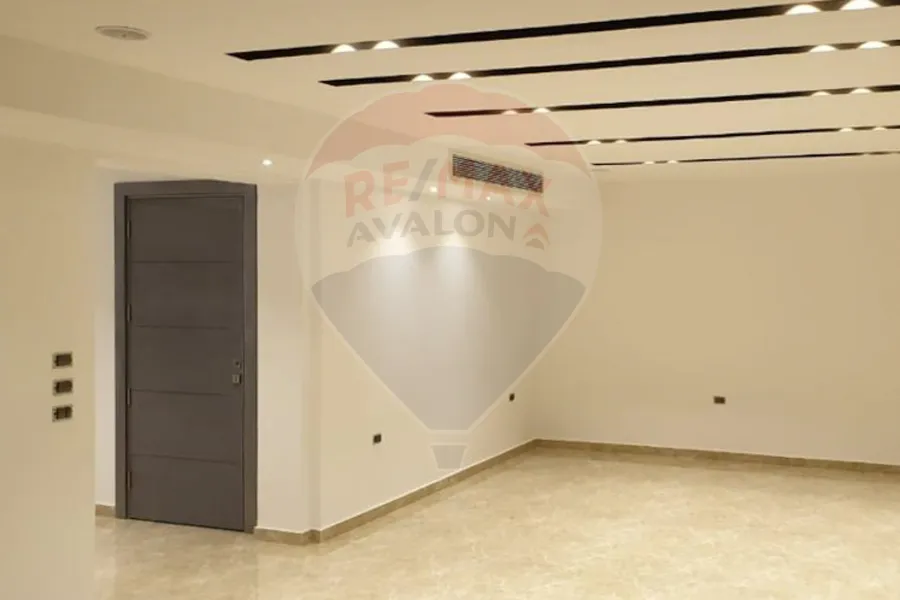 شقه للبيع + جاردن 82 م  التجمع الاول ( تاج سيتي ) 175 م