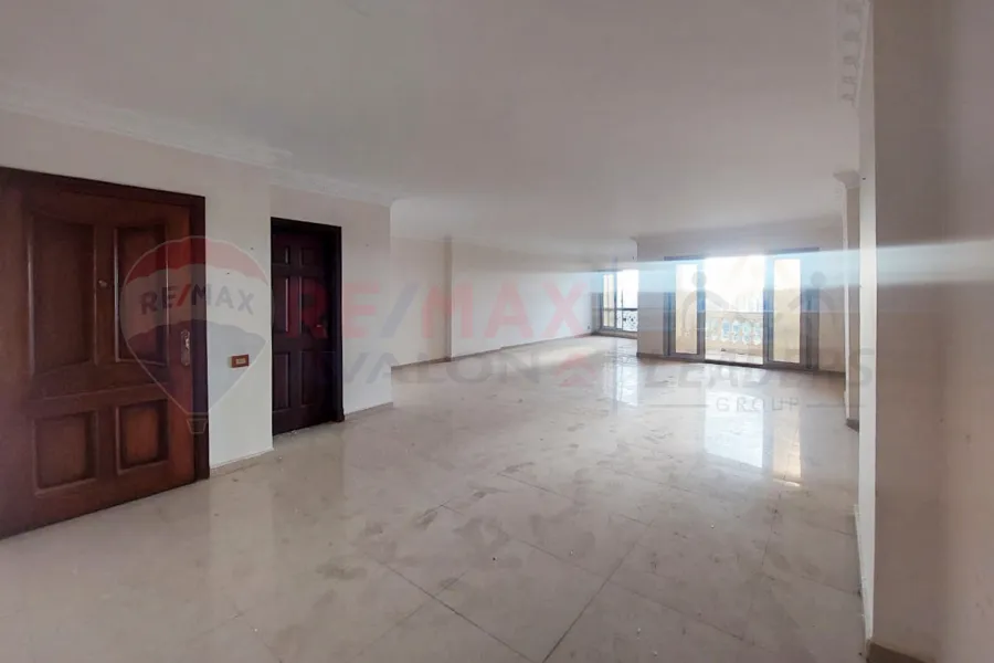 Apartment for rent 230 m Sporting (steps from the tram)