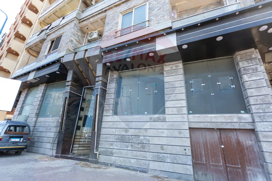 محل للبيع 365 م سبورتنج (علي البحر مباشرة)