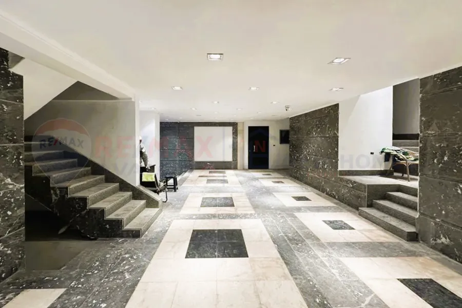 شقة للبيع 215 م زيزينيا (امام قصر المجوهرات)