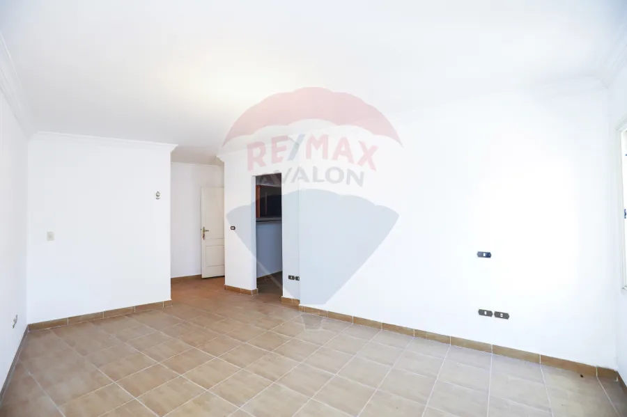 شقه للبيع 220 م جليم ( ش ابو قير مباشره )