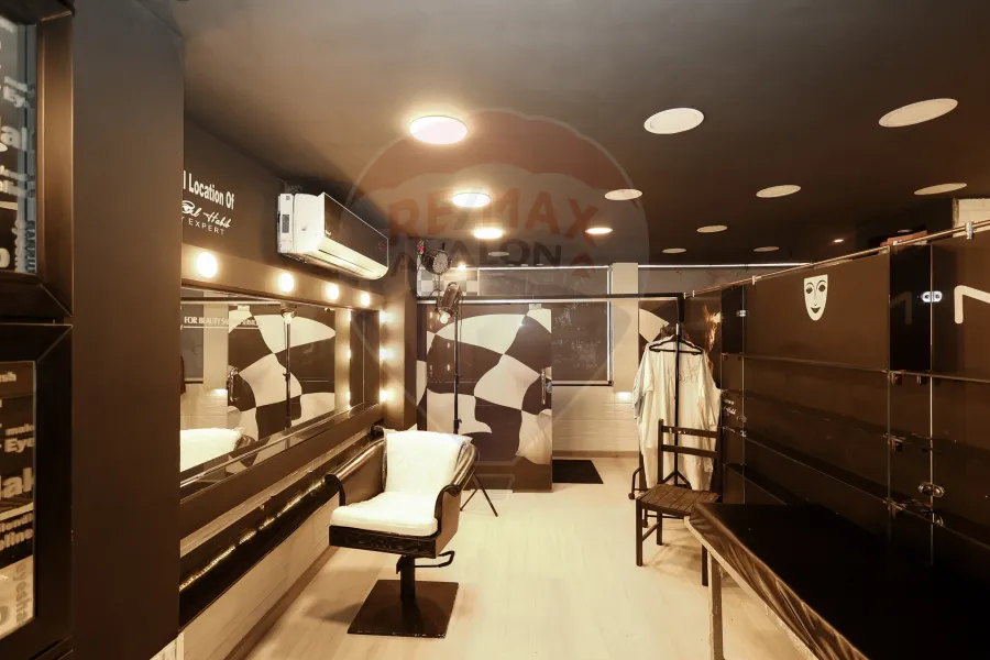 محل  للبيع  130 م + ميزان 120 م  سيدي بشر  (هيلتون رمادا)