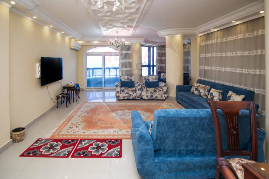 شقة للبيع 215 م كيلوباترا ( علي البحر مباشرة)