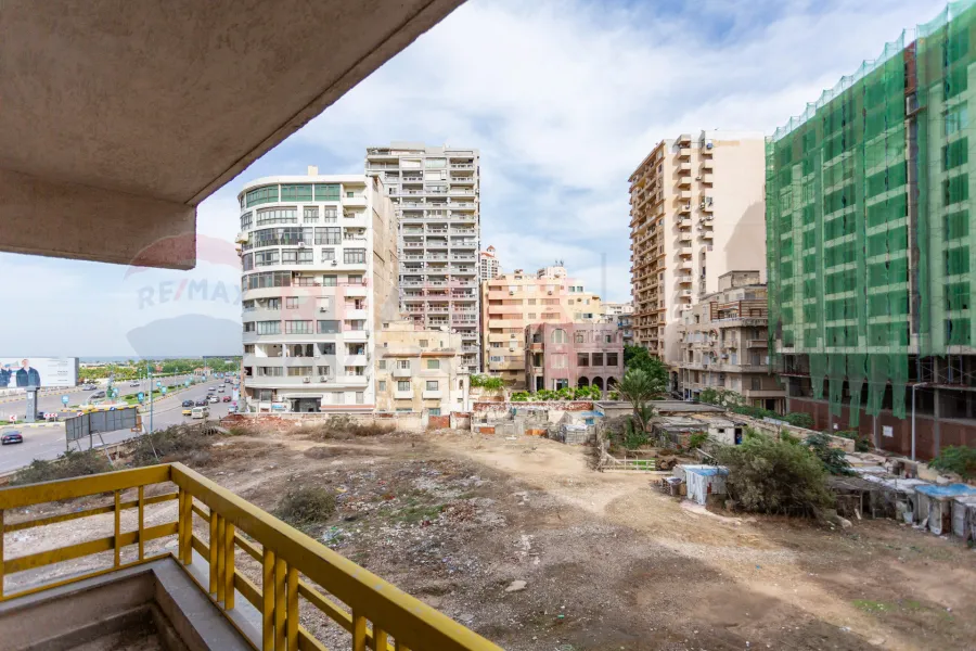 شقة للبيع 280 م زيزينيا (علي البحر مباشرة)