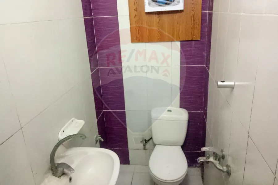 مقر إداري للبيع 75 م ميامي (ش 45 - خطوات من البحر)