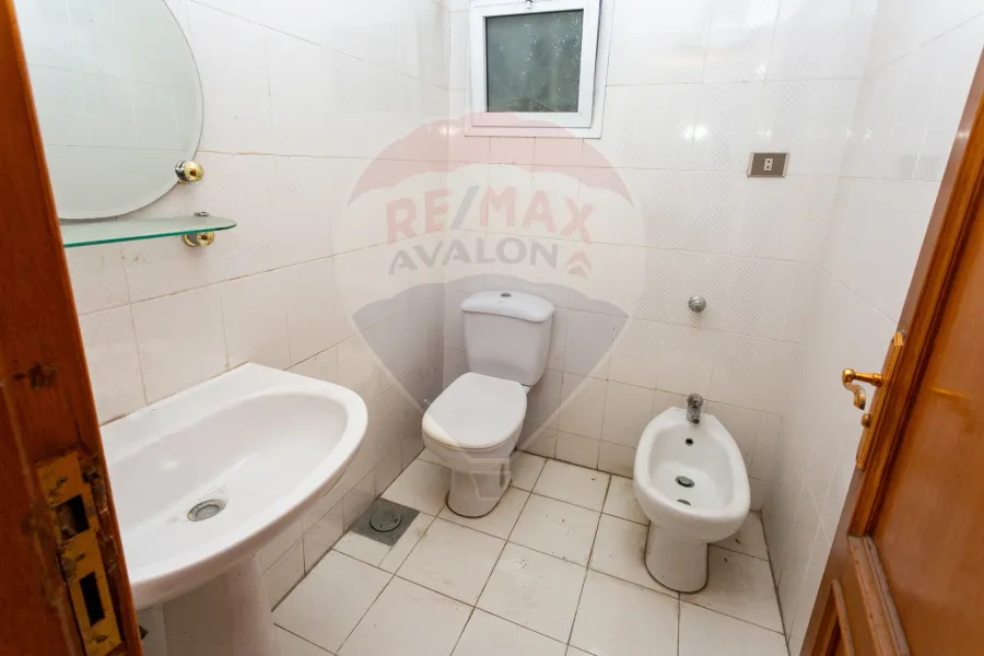 شقة للبيع 272 م زيزينيا (علي البحر مباشرة)