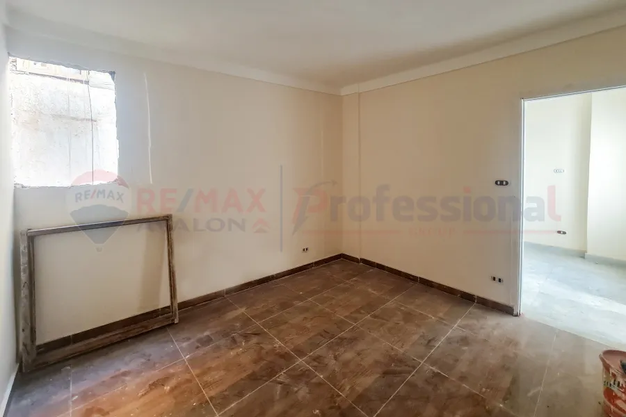 شقة للبيع  80 م لوران (خطوات من ش ابو قير- خلف بنك مصر )