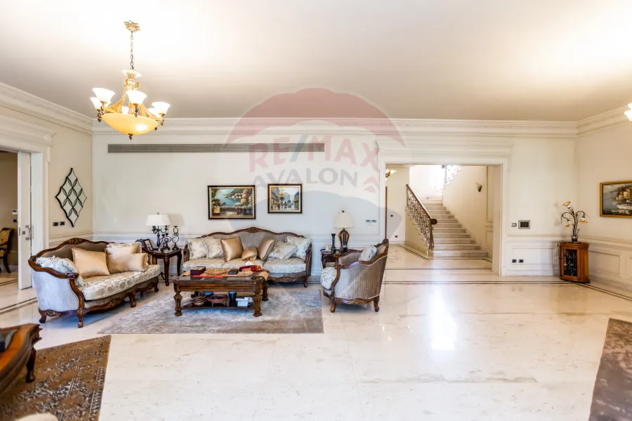 فيلا فاخره للبيع 2,200 م  كينج مريوط (داخل كومباوند بالكينج مريوط - خطوات من  الاستاد)