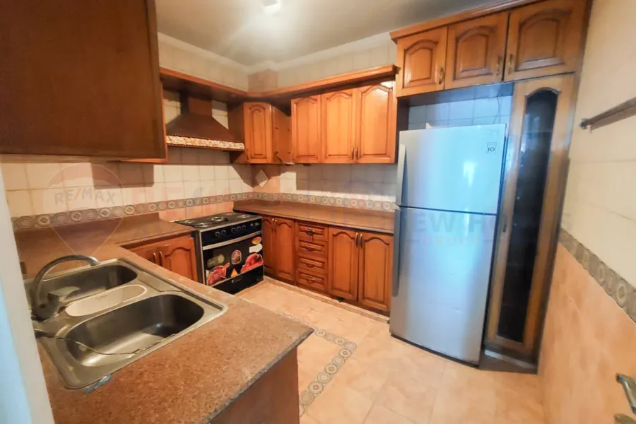 شقة للايجار 160 م كليوباترا (علي البحر مباشرة)