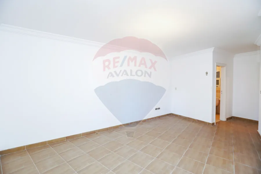 شقه للبيع 220 م جليم ( ش ابو قير مباشره )