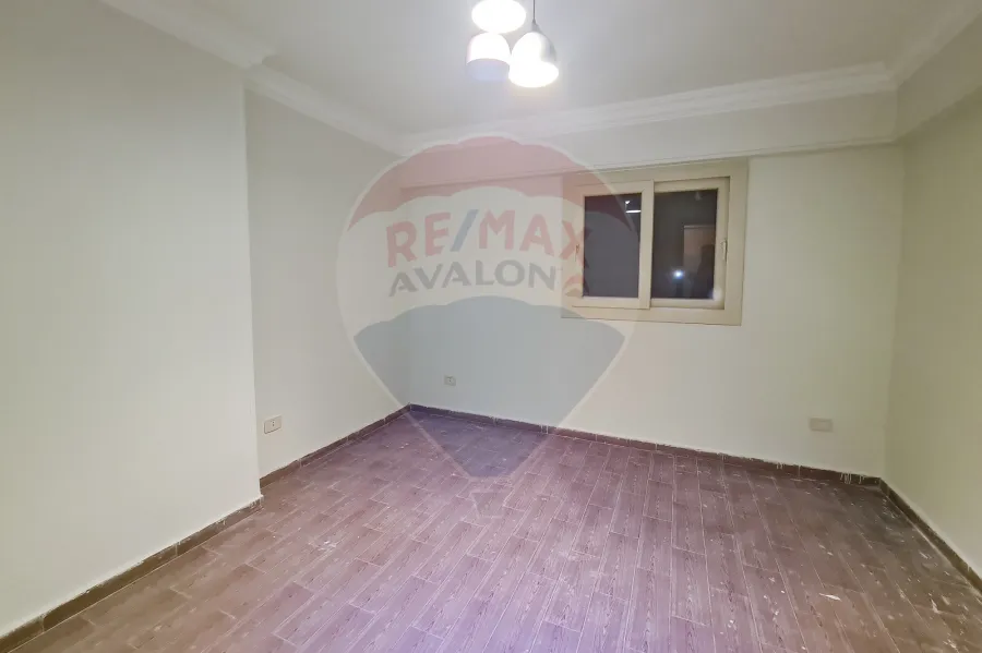 شقة للبيع 130 م كامب شيزار (خطوات من البحر)