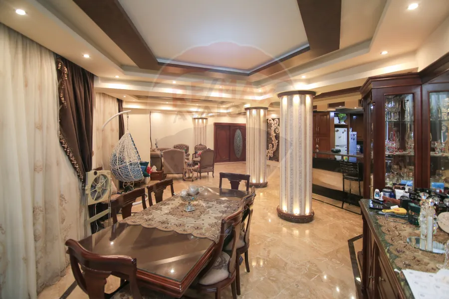 شقة للبيع 240 م محرم بك (ش المأمون مباشرة)