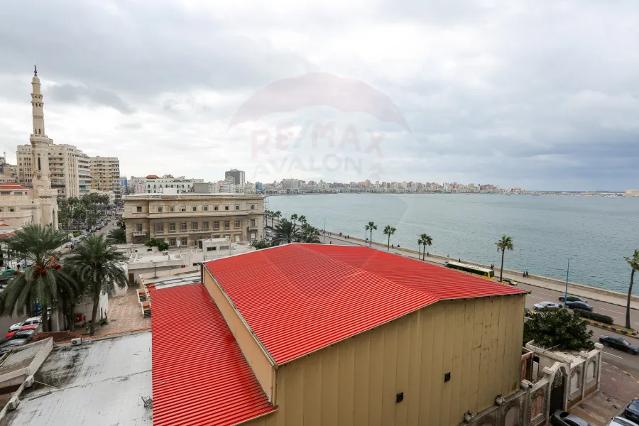 شقة اداري او سكني للايجار 100 م الأزاريطة (خطوات من البحر)