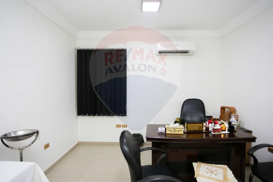 شقة إداري للبيع 55 م رشدي (علي الترام مباشرة)