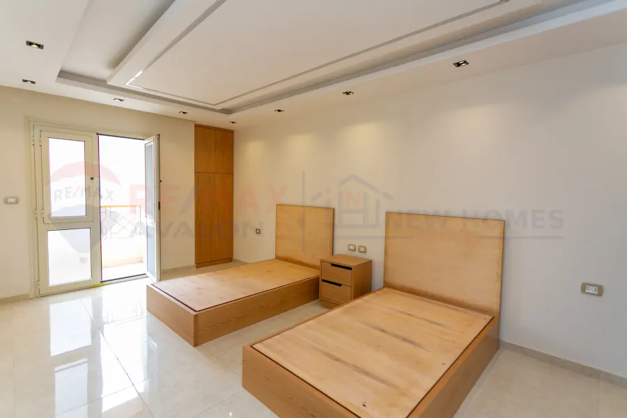 شقة للبيع 280 م جليم (ش ابو قير مباشرة)