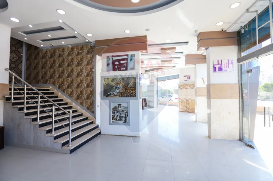 معرض للايجار ٥٥٠م  ميامى ( على الطريق الدولى ٤٥ بجوار مشروع مارسيليا والمدارس الدوليه )