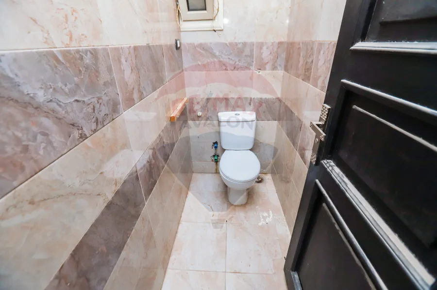 معرض للايجار ٥٥٠م  ميامى ( على الطريق الدولى ٤٥ بجوار مشروع مارسيليا والمدارس الدوليه )