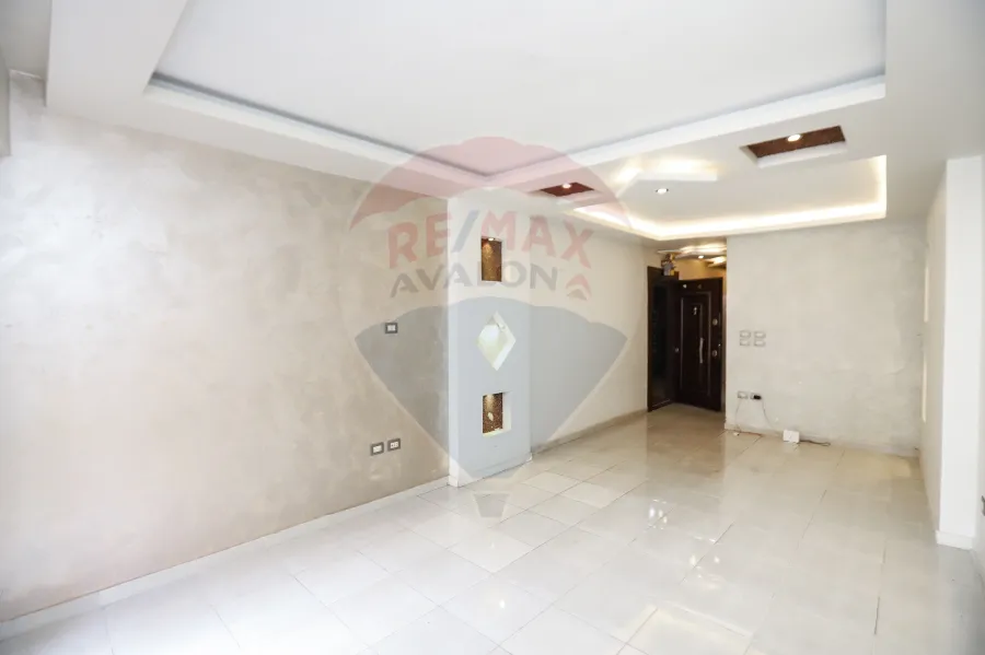 Apartment For Sale 100 m Sidi Gaber ( Steps From el Mosheer St )