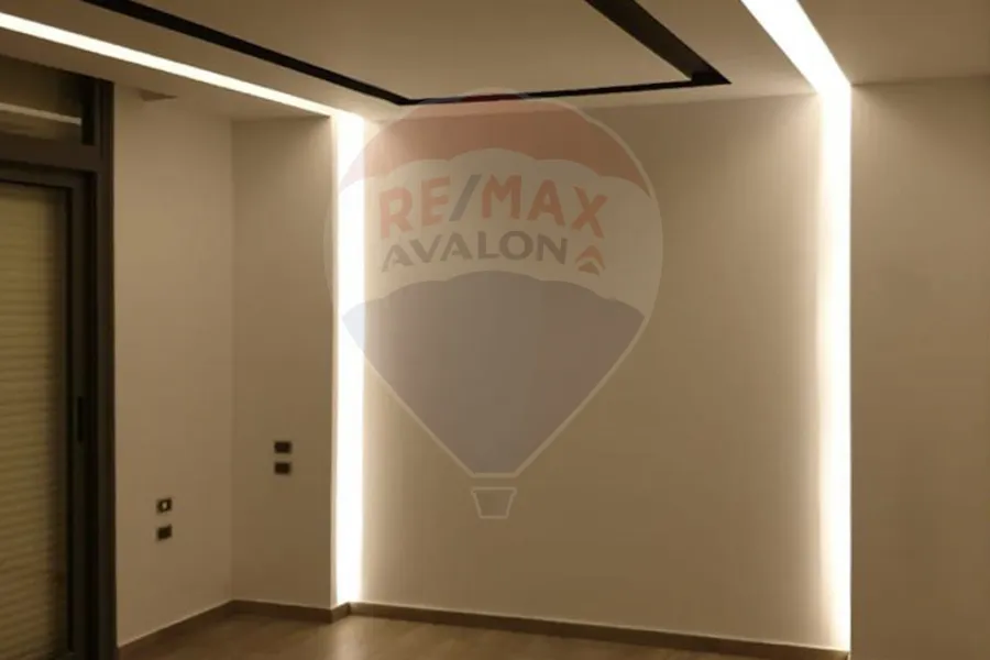 شقه للبيع + جاردن 82 م  التجمع الاول ( تاج سيتي ) 175 م