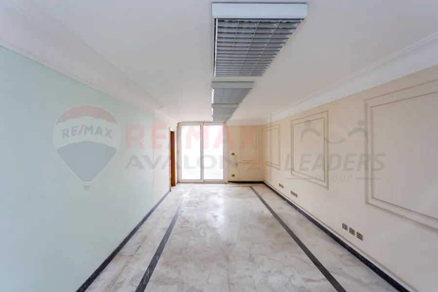 شقة للبيع 280 م زيزينيا (علي البحر مباشرة)