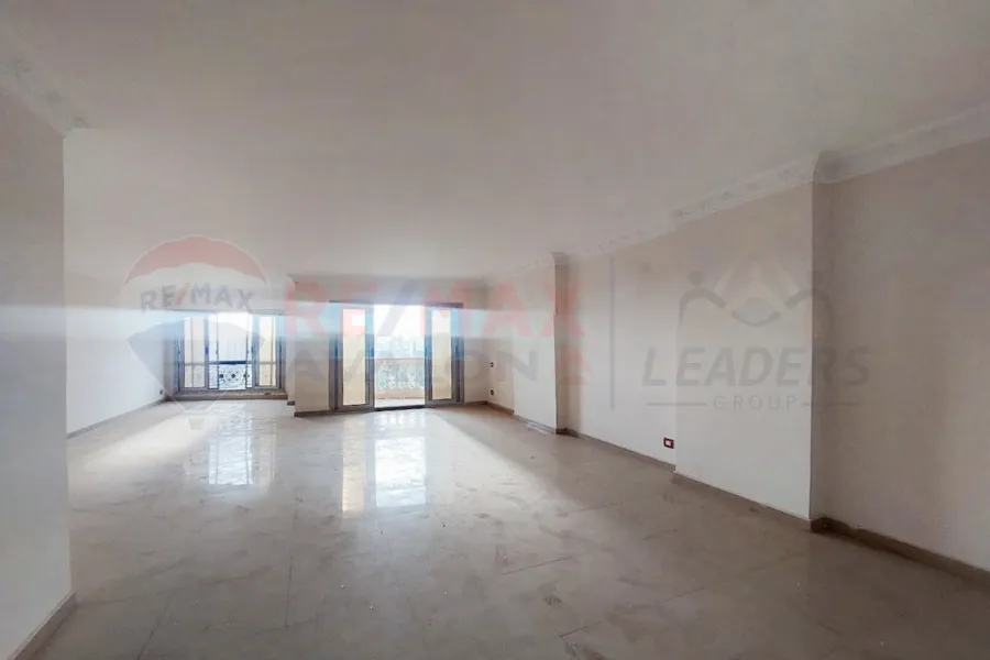 Apartment for rent 230 m Sporting (steps from the tram)