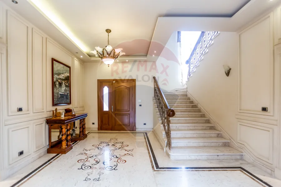 فيلا فاخره للبيع 2,200 م  كينج مريوط (داخل كومباوند بالكينج مريوط - خطوات من  الاستاد)