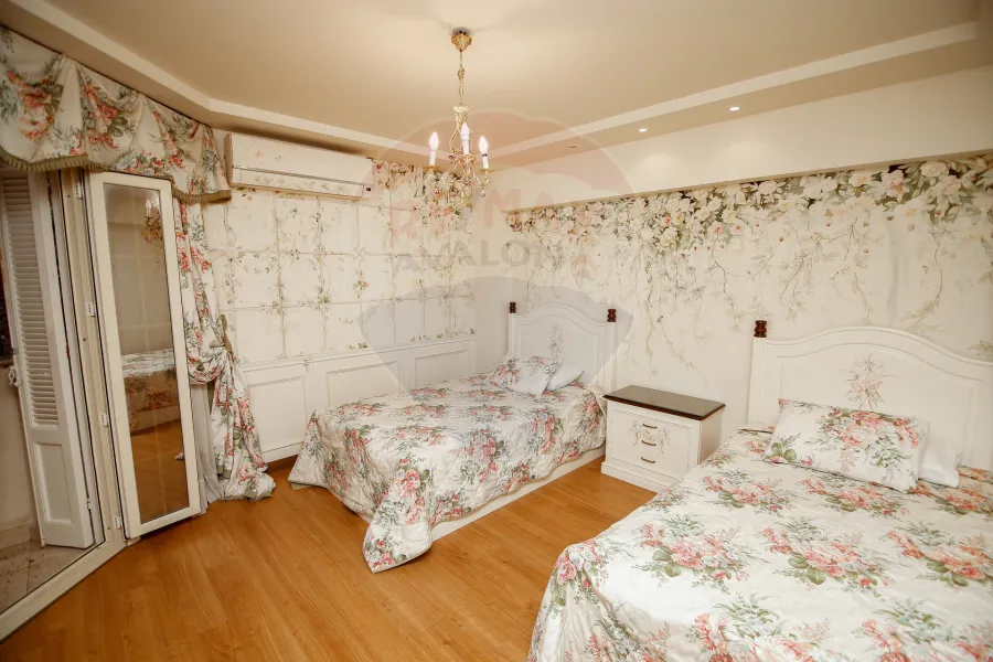 شقة للبيع 365 م السرايا ( على البحر مباشرة )