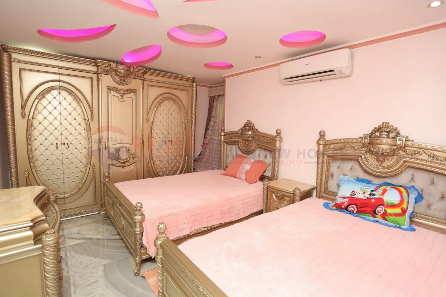 شقة للبيع 332 م  كامب شيزار ( على البحر مباشرة - عمارة براند )