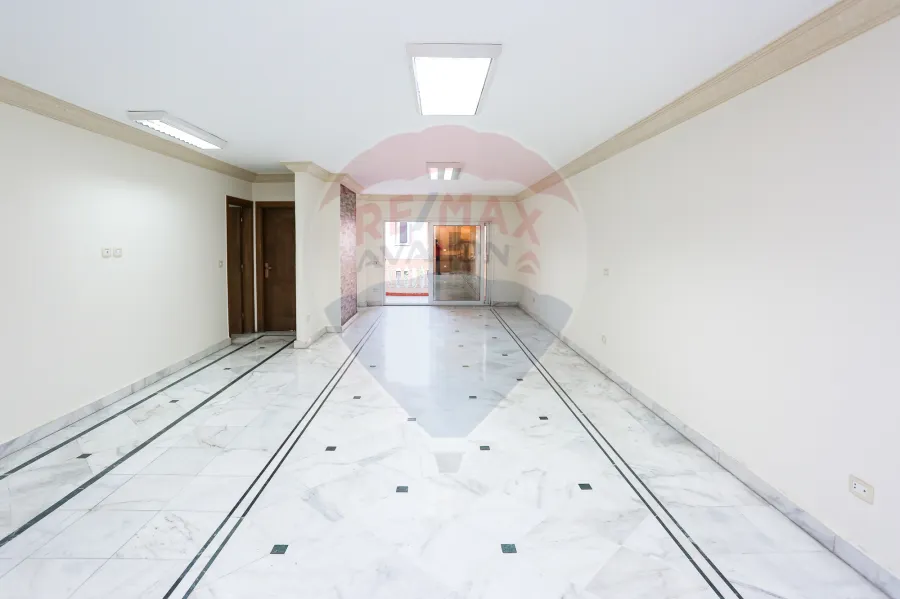 مسطح إدارى للبيع 250 م لوران (ش أبو قير)