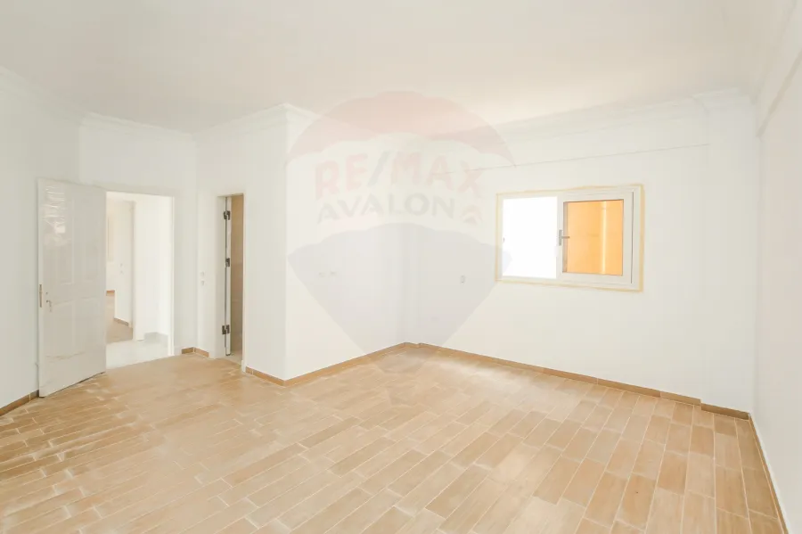 فيلا مستقله للبيع الكينج (طريق الكافوري بجوار واحة خطاب)