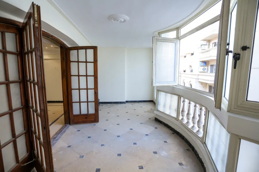 شقة للبيع 300 م سموحة ( ش الخمسين )