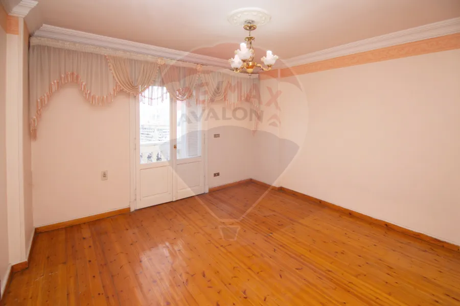 شقة للبيع 280 م ستانلي (خطوات من البحر)