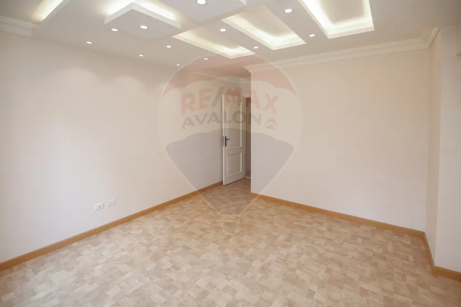 Apartment for sale 220m smouha (bahaa aldin alghatory st - brand building)