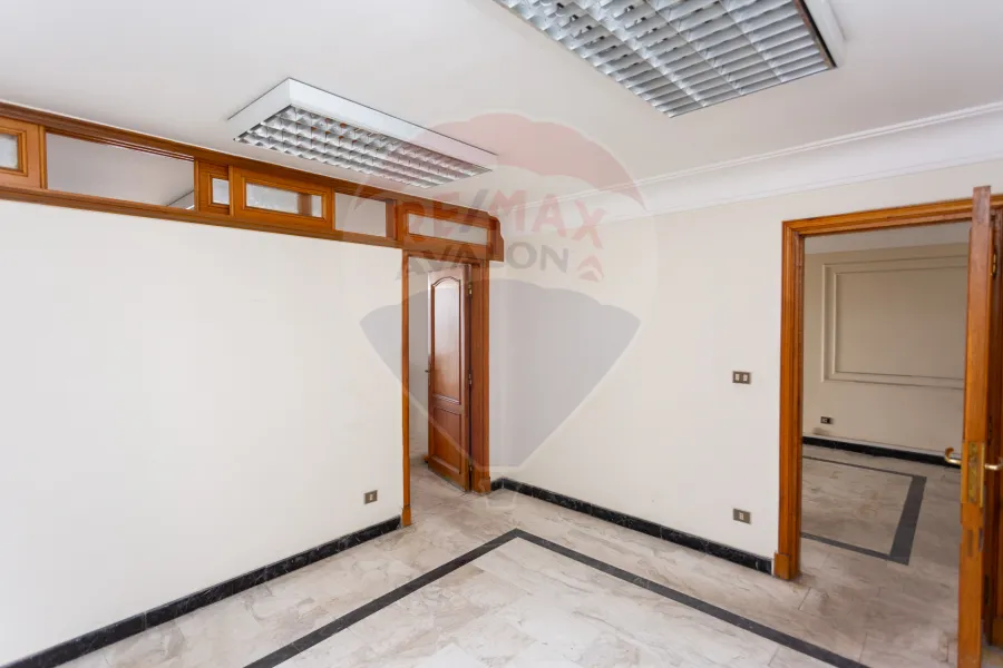 شقة للبيع 272 م زيزينيا (علي البحر مباشرة)