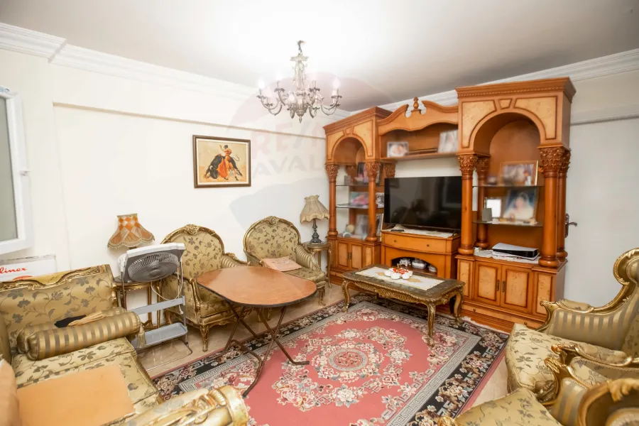 شقة للبيع 145م كامب شيزار (علي البحر مباشرة)