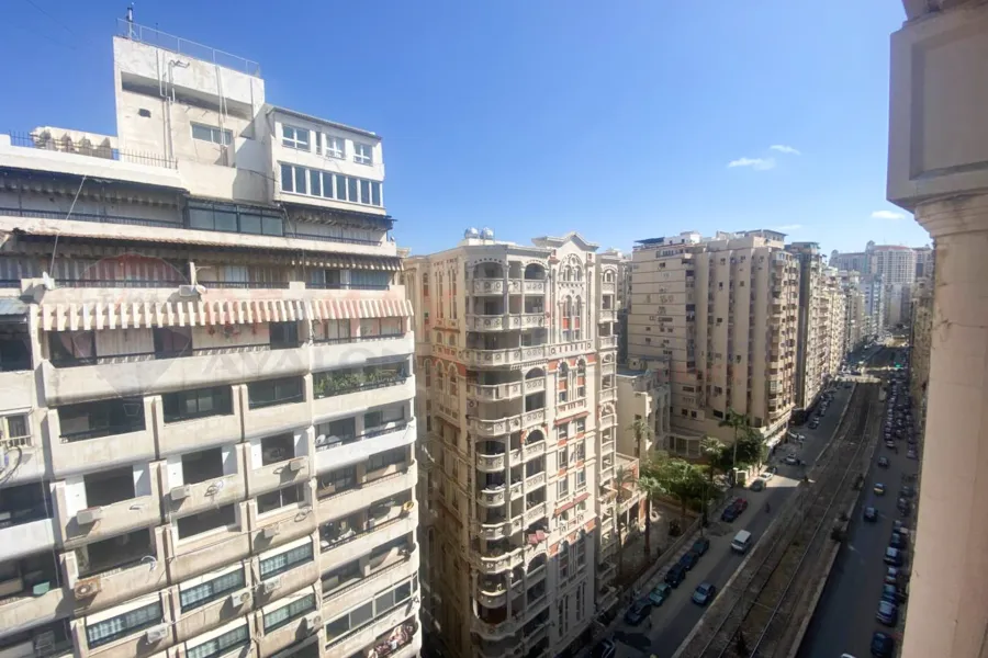 شقة للبيع 177 م لوران (علي الترام مباشرة)