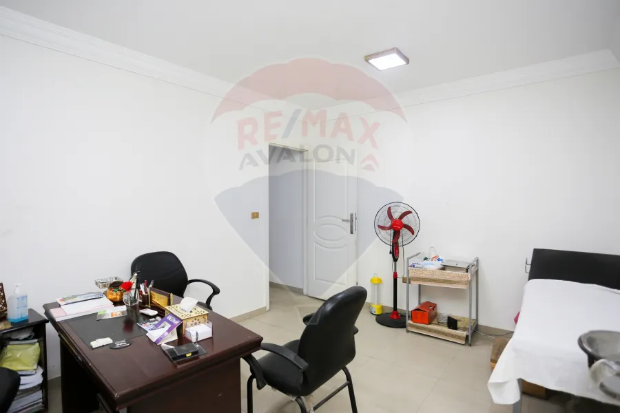 شقة إداري للبيع 55 م رشدي (علي الترام مباشرة)