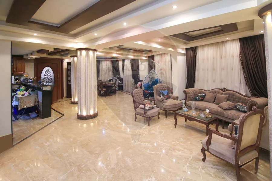 شقة للبيع 240 م محرم بك (ش المأمون مباشرة)