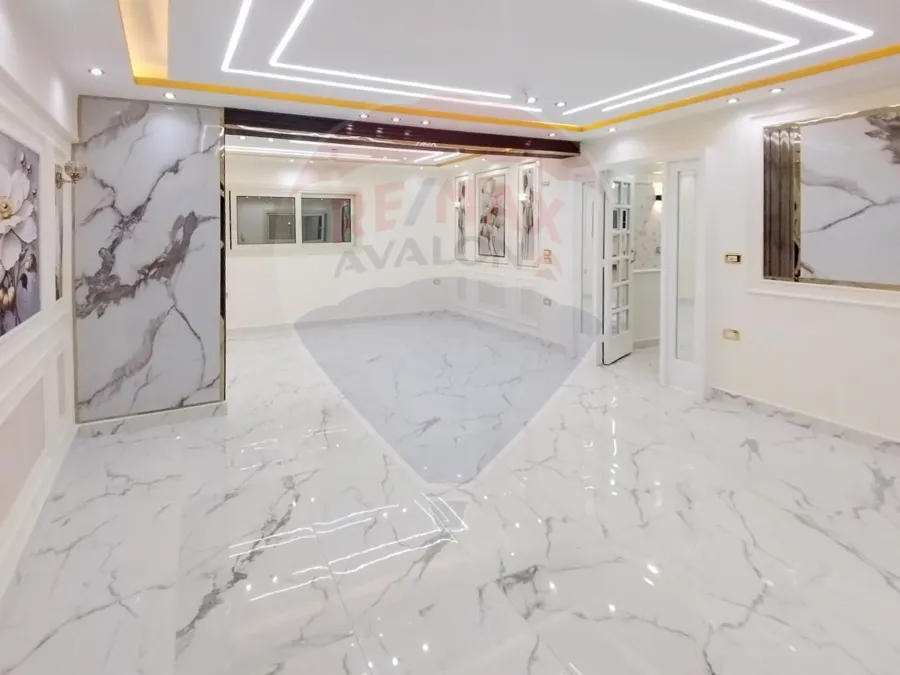 شقة للايجار 220 م لوران (علي الترام مباشر)