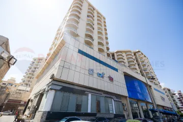 محل للبيع 333 م + 250 م بدروم المعمورة الشاطئ ( بالقرب من البحر - برج براند )