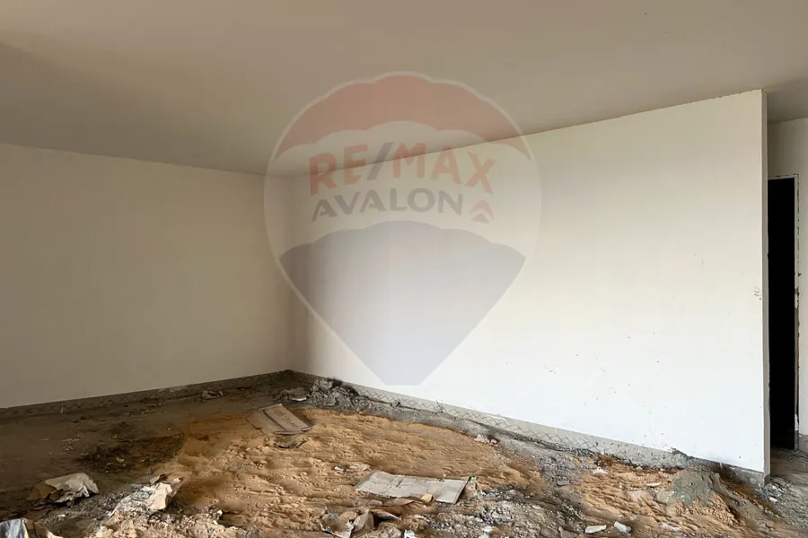 شقة للبيع 350 م زيزنيا (خطوات من البحر)